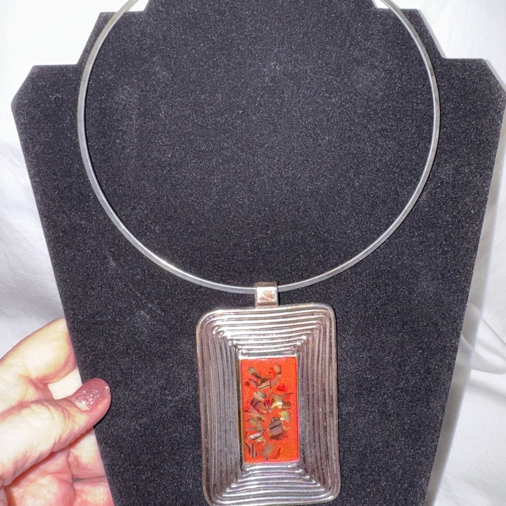 Silver & Pink Pendant Necklace – Modern Choker‑Style Jewelry